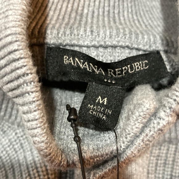 Men's 4 button Banana Republic Sweater (Size M) - Picture 4 of 6